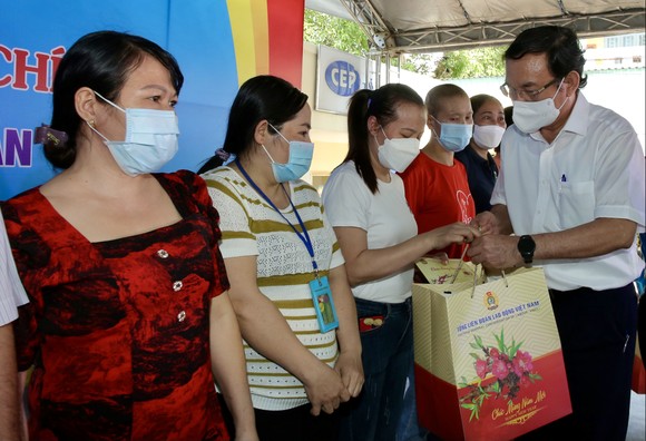 Bí thư Thành ủy TPHCM Nguyễn Văn Nên trao quà cho người nghèo, công nhân tại tỉnh Đồng Nai ảnh 7