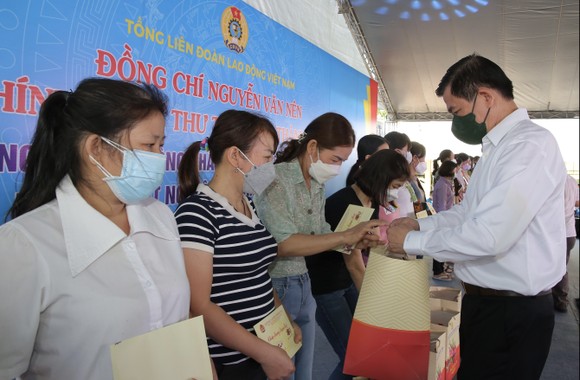 Bí thư Thành ủy TPHCM Nguyễn Văn Nên trao quà cho người nghèo, công nhân tại tỉnh Đồng Nai ảnh 8