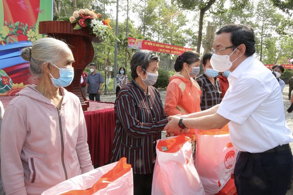 Bí thư Thành ủy TPHCM Nguyễn Văn Nên trao quà cho người nghèo, công nhân tại tỉnh Đồng Nai ảnh 5