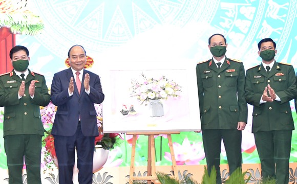Chủ tịch nước Nguyễn Xuân Phúc: Bộ Tư lệnh TPHCM xây dựng khu vực phòng thủ vững chắc, gắn kết thân thiện với đồng bào ảnh 2