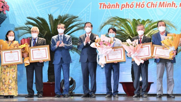 Chủ tịch UBND TPHCM Phan Văn Mãi: Mong kiều bào hiến kế, đầu tư để TPHCM phát triển sau đại dịch ảnh 4