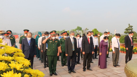 Lãnh đạo TPHCM dâng hương, dâng hoa tưởng niệm các anh hùng liệt sĩ nhân dịp Tết Nhâm Dần 2022 ảnh 11