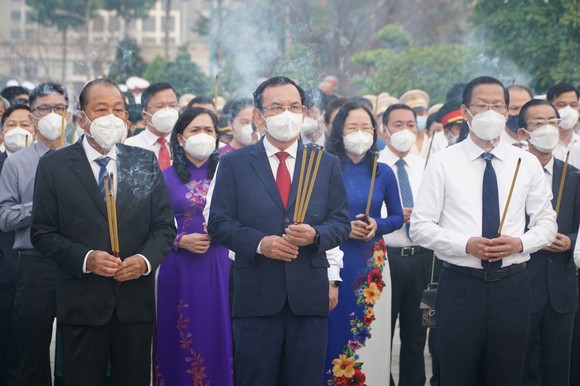 Lãnh đạo TPHCM dâng hương, dâng hoa tưởng niệm các anh hùng liệt sĩ nhân dịp Tết Nhâm Dần 2022 ảnh 2