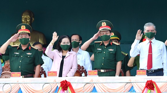 Đồng chí Nguyễn Thị Lệ dự Lễ ra quân huấn luyện năm 2022. Ảnh: VIỆT DŨNG