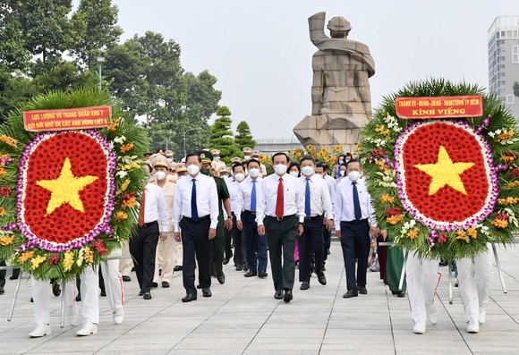 Lãnh đạo TPHCM dâng hương tưởng niệm các anh hùng liệt sĩ nhân Ngày Giải phóng miền Nam, thống nhất đất nước ảnh 3