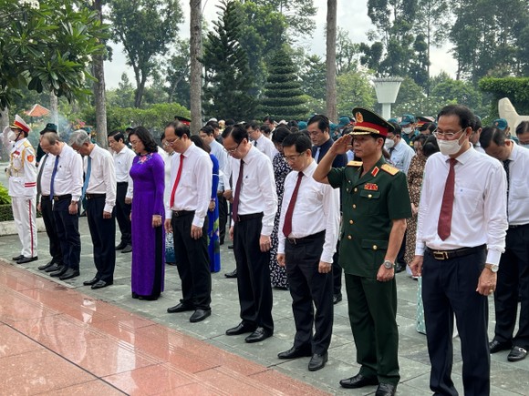 Lãnh đạo TPHCM dâng hương tưởng niệm các anh hùng liệt sĩ nhân Ngày Giải phóng miền Nam, thống nhất đất nước ảnh 4