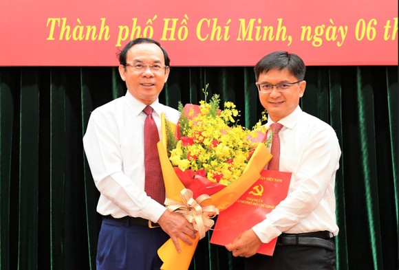 Bí thư Thành ủy TPHCM Nguyễn Văn Nên trao quyết định cho đồng chí Nguyễn Mạnh Cường. Ảnh: VIỆT DŨNG 