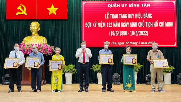 Chủ tịch UBND TPHCM Phan Văn Mãi trao Huy hiệu Đảng cho các đảng viên cao tuổi đảng tại quận 7 ảnh 12