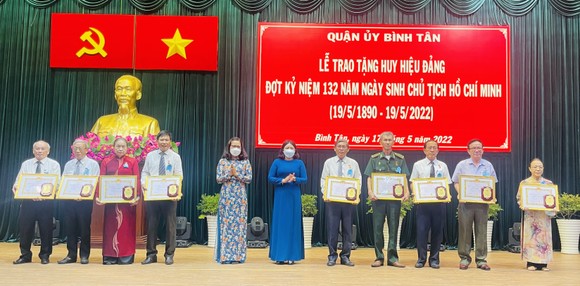 Chủ tịch UBND TPHCM Phan Văn Mãi trao Huy hiệu Đảng cho các đảng viên cao tuổi đảng tại quận 7 ảnh 13