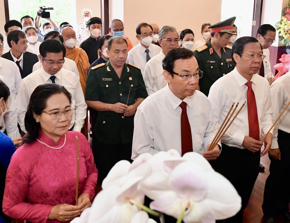 Lãnh đạo TPHCM dâng hoa, dâng hương Chủ tịch Hồ Chí Minh ảnh 1