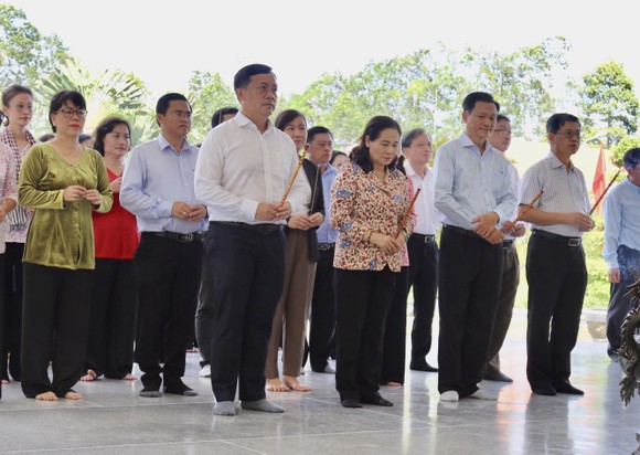 Văn phòng Đoàn ĐBQH và HĐND TPHCM tổ chức về nguồn tại tỉnh Đồng Tháp ảnh 3