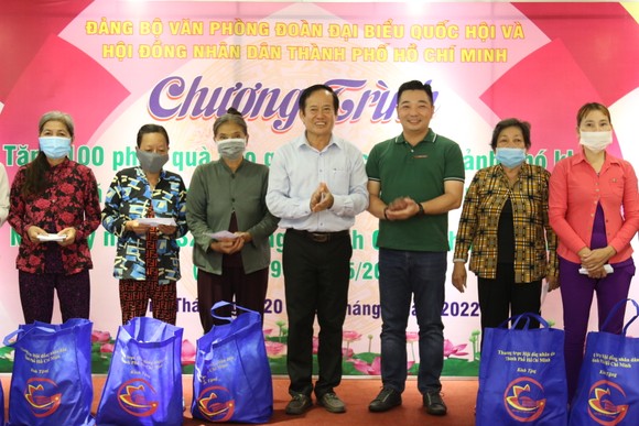 Văn phòng Đoàn ĐBQH và HĐND TPHCM trao 100 phần quà cho người dân khó khăn ở tỉnh Đồng Tháp ảnh 4