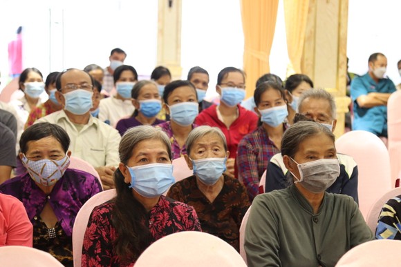 Văn phòng Đoàn ĐBQH và HĐND TPHCM trao 100 phần quà cho người dân khó khăn ở tỉnh Đồng Tháp ảnh 5