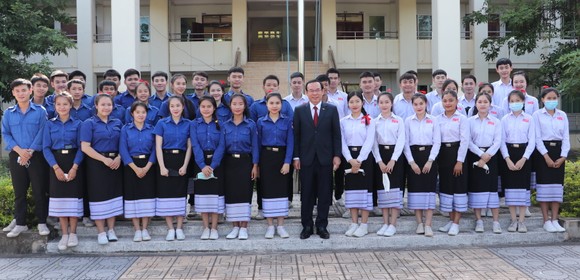 Đoàn đại biểu cấp cao TPHCM thăm trường PTTH Hữu nghị Viêng Chăn-TPHCM ảnh 2