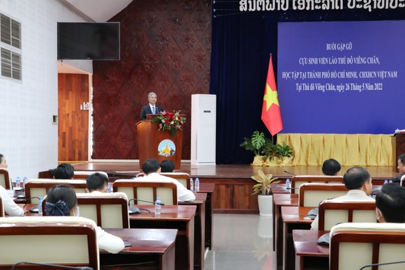 Bí thư Thành ủy TPHCM gặp gỡ, nói chuyện với cựu sinh viên Lào từng học tại TPHCM ảnh 3