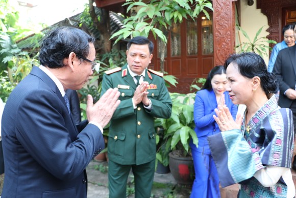 Bí thư Thành ủy TPHCM đến thăm gia đình cố Thủ tướng Lào và cố Chủ tịch Quốc hội Lào ảnh 1