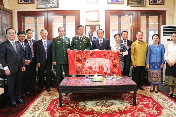 Bí thư Thành ủy TPHCM đến thăm gia đình cố Thủ tướng Lào và cố Chủ tịch Quốc hội Lào ảnh 6
