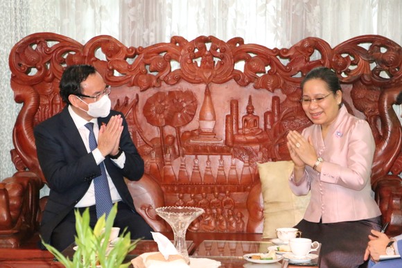 Bí thư Thành ủy TPHCM đến thăm gia đình cố Thủ tướng Lào và cố Chủ tịch Quốc hội Lào ảnh 2