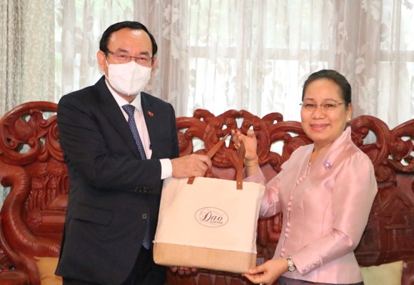 Bí thư Thành ủy TPHCM đến thăm gia đình cố Thủ tướng Lào và cố Chủ tịch Quốc hội Lào ảnh 7