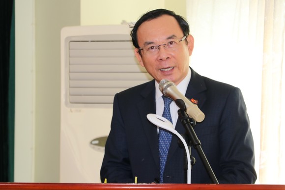 Bí thư Thành ủy TPHCM Nguyễn Văn Nên thăm cán bộ, nhân viên Đại sứ quán Việt Nam tại Lào ảnh 2