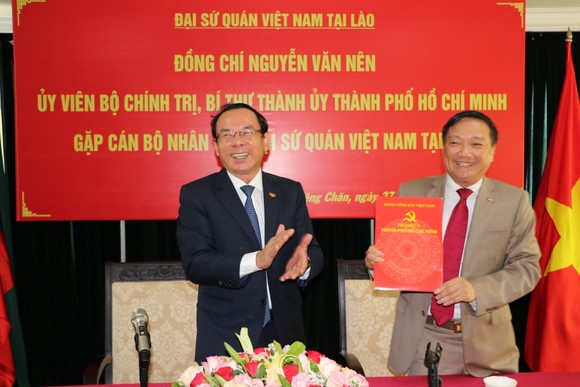 Bí thư Thành ủy TPHCM Nguyễn Văn Nên thăm cán bộ, nhân viên Đại sứ quán Việt Nam tại Lào ảnh 5