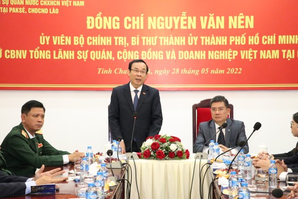 Cộng đồng người Việt tại Champasak vui mừng chào đón đồng chí Nguyễn Văn Nên đến thăm ảnh 1