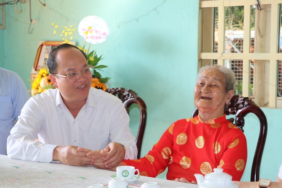 Phó Bí thư Thành ủy TPHCM Nguyễn Hồ Hải thăm, mừng thọ Mẹ Việt Nam Anh hùng ảnh 2