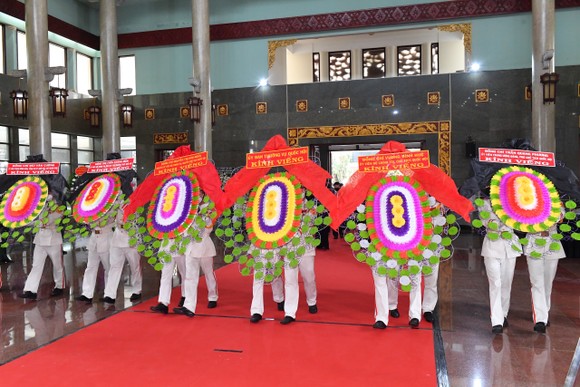 Lãnh đạo, nguyên lãnh đạo Đảng, nhà nước viếng cô Bảy Huệ ảnh 1