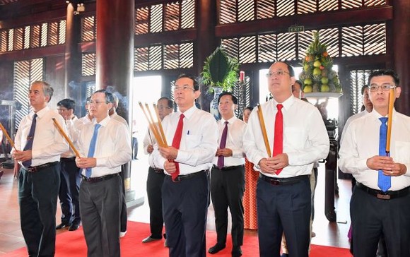 Lãnh đạo TPHCM dâng hương Đức Lễ Thành hầu Nguyễn Hữu Cảnh nhân lễ giỗ lần thứ 322 ảnh 2