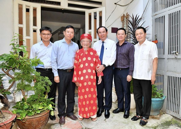 Bí thư Thành ủy TPHCM Nguyễn Văn Nên thăm, mừng đại thọ nhà nghiên cứu Nguyễn Đình Tư ảnh 1