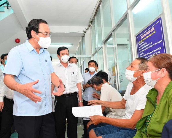 Bí thư Thành ủy TPHCM Nguyễn Văn Nên đi kiểm tra thực tế phòng chống dịch tại quận Bình Tân ảnh 1