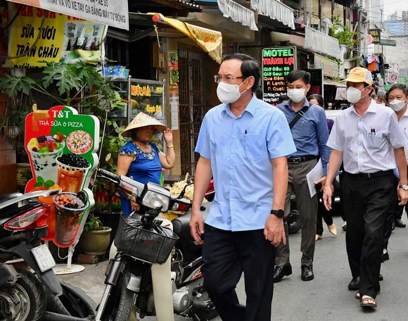 Bí thư Thành ủy TPHCM Nguyễn Văn Nên đi kiểm tra thực tế phòng chống dịch tại quận Bình Tân ảnh 6