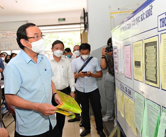 Bí thư Thành ủy TPHCM Nguyễn Văn Nên đi kiểm tra thực tế phòng chống dịch tại quận Bình Tân ảnh 3