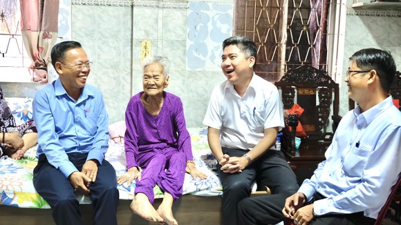 Bí thư Thành ủy TP Thủ Đức thăm hỏi gia đình chính sách, người có công ảnh 1