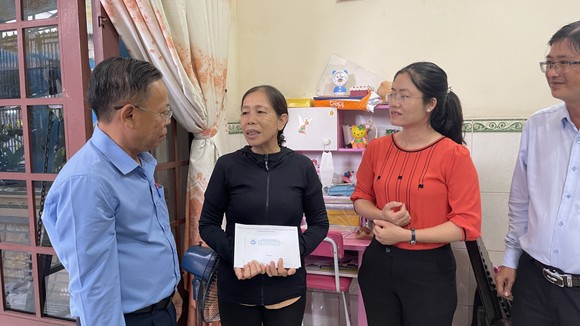 Bí thư Thành ủy TP Thủ Đức thăm hỏi gia đình chính sách, người có công ảnh 3