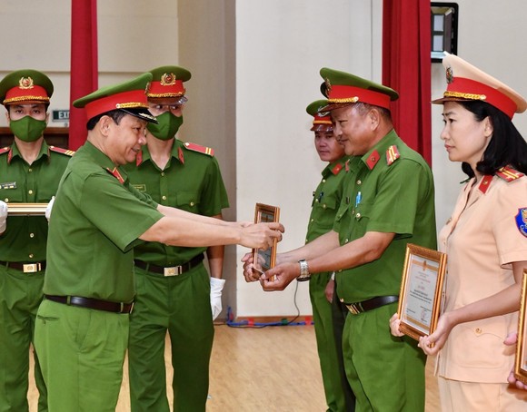 Chủ tịch nước Nguyễn Xuân Phúc: Lực lượng công an đã hoàn thành tốt phong trào 'Đền ơn đáp nghĩa' ảnh 11