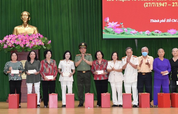 Chủ tịch nước Nguyễn Xuân Phúc: Lực lượng công an đã hoàn thành tốt phong trào 'Đền ơn đáp nghĩa' ảnh 10