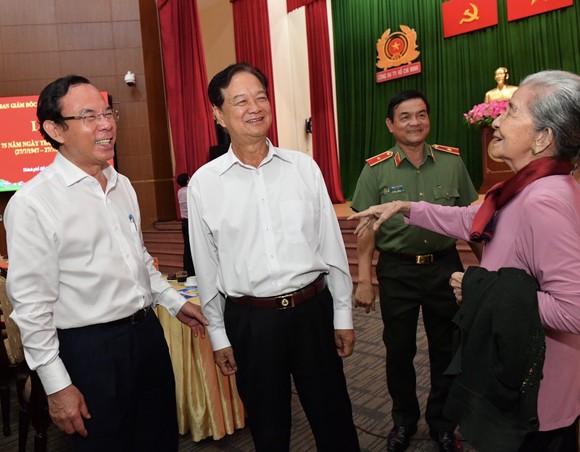 Chủ tịch nước Nguyễn Xuân Phúc: Lực lượng công an đã hoàn thành tốt phong trào 'Đền ơn đáp nghĩa' ảnh 7
