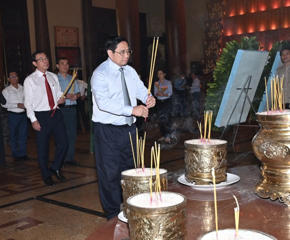 Thủ tướng Phạm Minh Chính dâng hương tưởng nhớ anh hùng liệt sĩ tại Đền Tưởng niệm Liệt sĩ Bến Dược ảnh 2