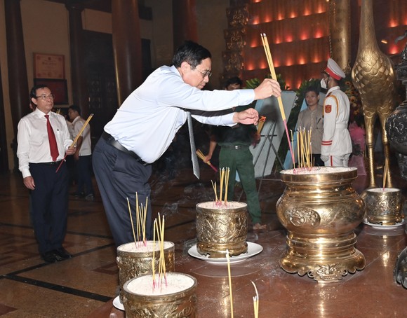 Thủ tướng Phạm Minh Chính dâng hương tưởng nhớ anh hùng liệt sĩ tại Đền Tưởng niệm Liệt sĩ Bến Dược ảnh 1