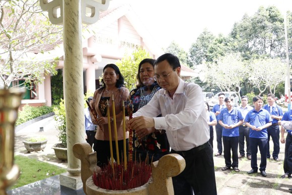 Lãnh đạo TPHCM dâng hương, dâng hoa tại Di tích căn cứ Khu ủy Sài Gòn - Gia Định tỉnh Bến Tre ảnh 1