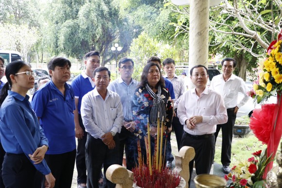 Lãnh đạo TPHCM dâng hương, dâng hoa tại Di tích căn cứ Khu ủy Sài Gòn - Gia Định tỉnh Bến Tre ảnh 2