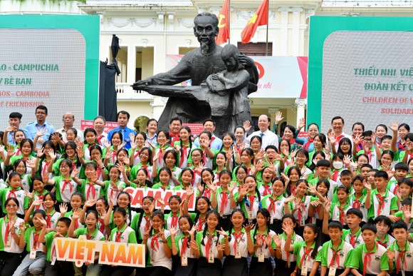 Các đại biểu tham dự Liên hoan thiếu nhi 3 nước Việt Nam - Lào - Campuchia. Ảnh: VIỆT DŨNG