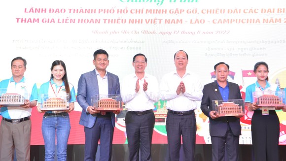 Lãnh đạo TPHCM gặp gỡ thiếu nhi Việt Nam – Lào – Campuchia ảnh 4