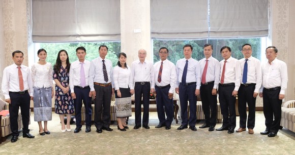 Lãnh đạo TPHCM tiếp đoàn đại biểu Tạp chí Alunmay của Lào ảnh 4