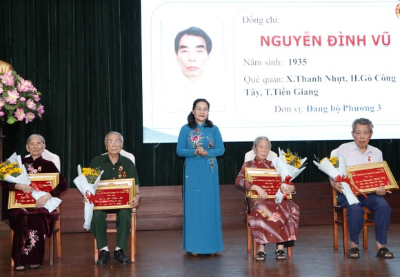 Chủ tịch HĐND TPHCM Nguyễn Thị Lệ trao Huy hiệu Đảng cho các đảng viên cao tuổi đảng tại quận 5 ảnh 1
