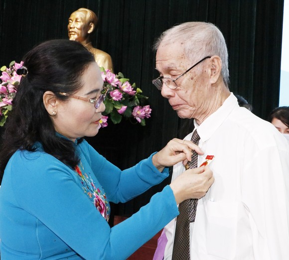 Chủ tịch HĐND TPHCM Nguyễn Thị Lệ trao Huy hiệu Đảng cho các đảng viên cao tuổi đảng tại quận 5 ảnh 2