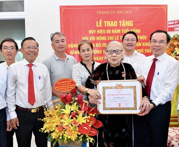 Bí thư Thành ủy TPHCM trao Huy hiệu 80 năm tuổi Đảng cho đồng chí Lê Thị Hồng Phúc ảnh 1