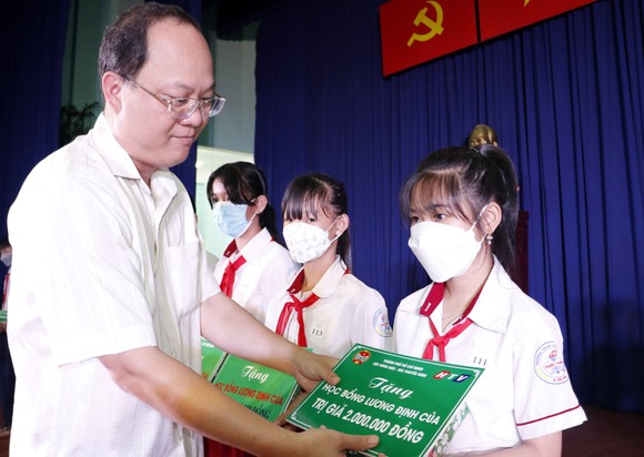 Trao học bổng Lương Định Của cho 923 em học sinh nghèo vượt khó ảnh 1