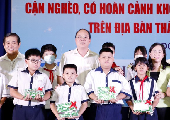 Trao học bổng Lương Định Của cho 923 em học sinh nghèo vượt khó ảnh 2